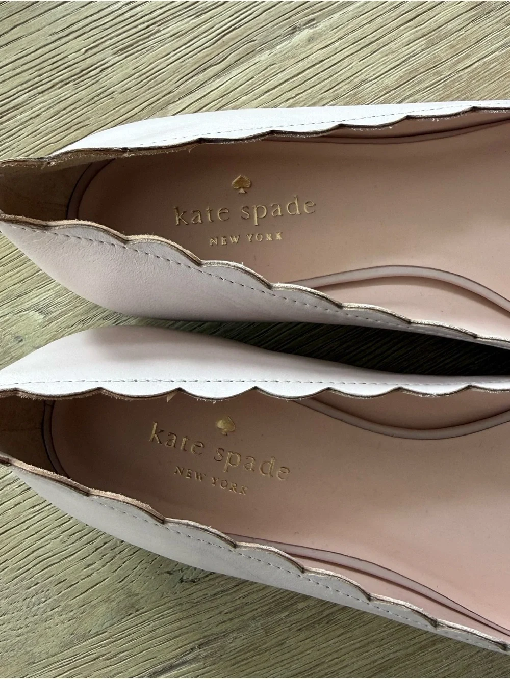 Kate Spade Eleni Flex Flat Scalloped Edge in Pale Pink Nappa